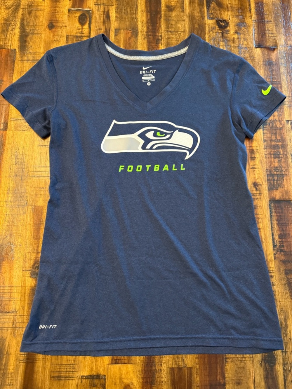 Seattle Seahawks lightweight Nike dri-fit women's sz M v-neck fan t-shirt